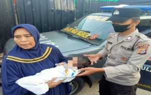 Bayi Malang Diletakkan Dalam Kardus di Depan Rumah Warga