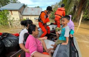Ibu Hamil yang Akan Melahirkan Berhasil Dievakuasi Dari Kepungan Banjir Bungo