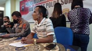 Wanita Tanpa Busana Terciduk Berduaan di Kamar Salon