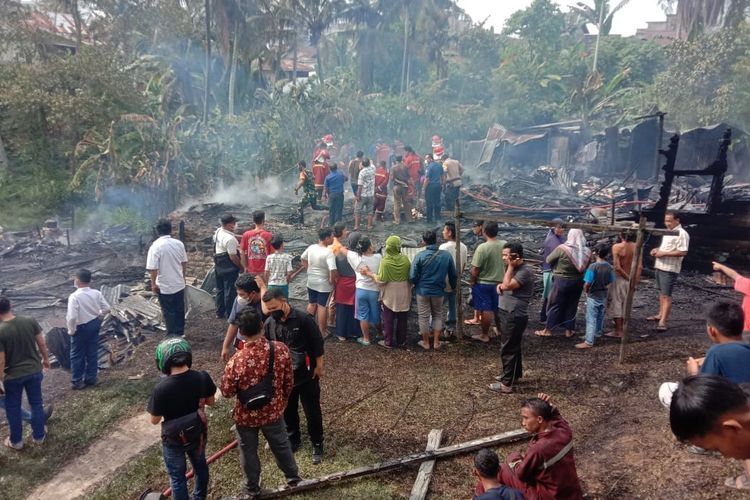 Kebakaran Hebat Ludeskan 4 Rumah di Payo Lebar