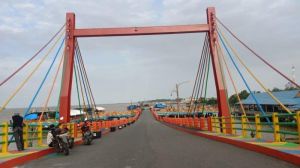 Tiang Penyangga Jembatan WFC Kuala Tungkal Miring Ditabrak Kapal
