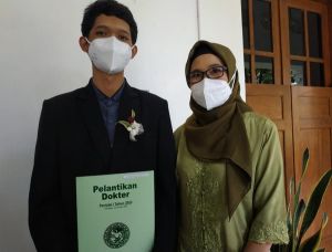 Cerita Oktara, Anak Sopir Tambang Batu Bara yang Sukses Jadi Dokter