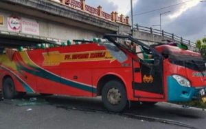 Polisi Buru Sopir Bus Tujuan Jambi Tabrak Fly Over