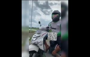 Viral, Pria Paruh Baya Pamerkan Alat Vital ke Warga