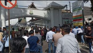 Advokat Lintas Organisasi Geruduk Kejati Jambi Minta Rekannya Dibebaskan