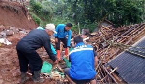 Tembok Roboh, Satu Keluarga Tewas Tertimbun