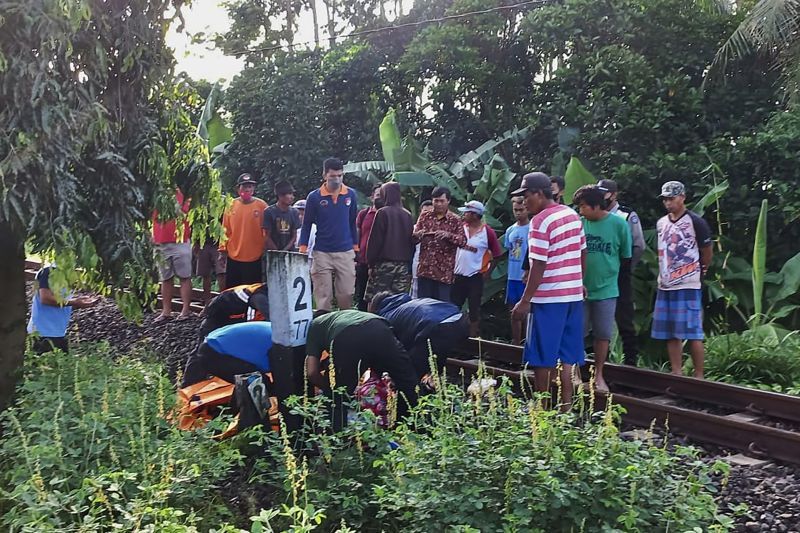 Warga berduyun mendatangi ke tempat kejadian untuk melihat peristiwa ibu dan anak balita ditabrak Kereta Api Penataran Dhoho, Desa Jatiguwi di karekan pada perlintasan tanpa palang pintu. (Foto/ Ant).