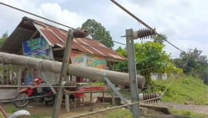 Puting Beliung Tumbangkan Sembilan Tiang Listrik
