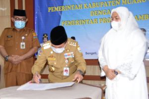 Gubernur Terima Hibah Tanah untuk Sport Center 
