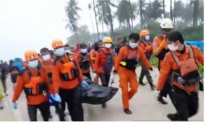 Tim SAR Evakuasi Jasad Seorang Warga yang Terseret Arus Sungai 