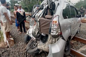 Avanza Ringsek Ditabrak Kereta Api, Dua Orang Meninggal Dunia 