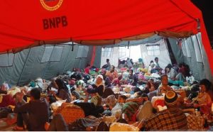 Ribuan Warga Mengungsi ke Tenda Darurat di Kantor Bupati