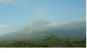 Waspada ! Gunung Api Keluarkan Awan Panas Radius 4,5 Kilometer