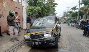 Kijang Kapsul Ringsek Diamuk Massa Akibat Tabrak Lari