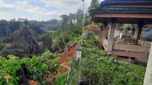 Bangunan Pagar Rumah Dinas Bupati Merangin Terseret Longsor 