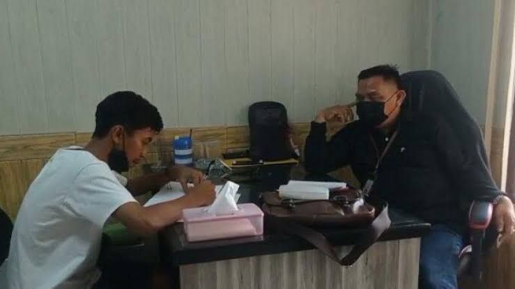Febriansyah saat dilimpahkan ke JPU. (ist)
