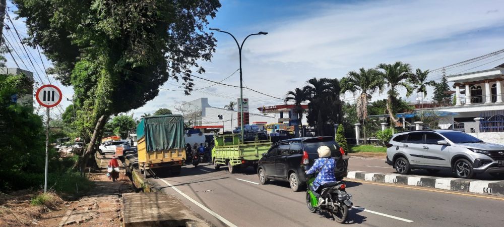 Antrian Solar di Paal 5, Kota Jambi. (Foto/IMCNews.ID)