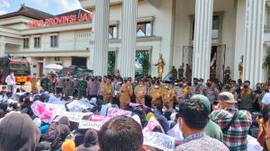 Siswa SMKN 3 Kota Jambi Unjuk Rasa di Kantor DPRD 