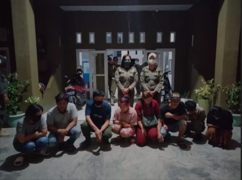 Tim gabungan satpol PP, polisi dan TNI di Tebo menggelar operasi penyakit masyarakat dan berhasil mengamankan 4 pasangan diduga mesum. (Foto.Ist)
