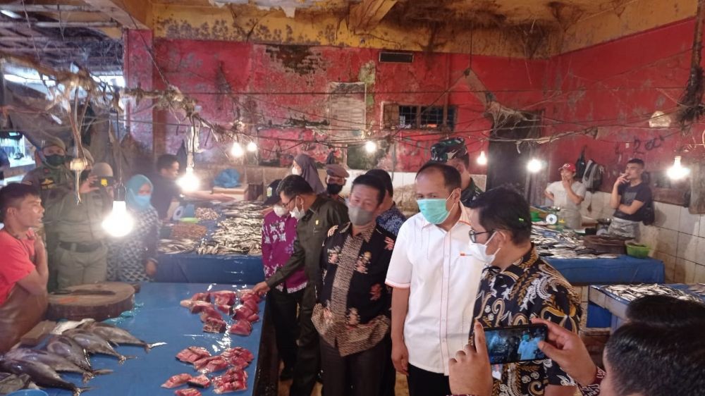 Anggota DPRD Kota Sungaipenuh bersama pemkot melakukan inspeksi mendadak ke pasar. (Foto./IMCNews.ID)
