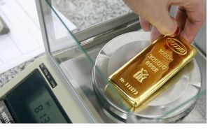 Emas Tergelincir di Asia Terseret Dolar AS Yang Bertahan Kuat