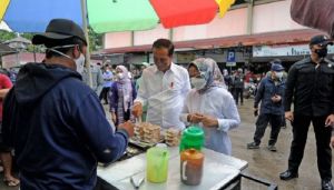 Presiden Joko Widodo Salurkan BLT Minyak Goreng di Jambi