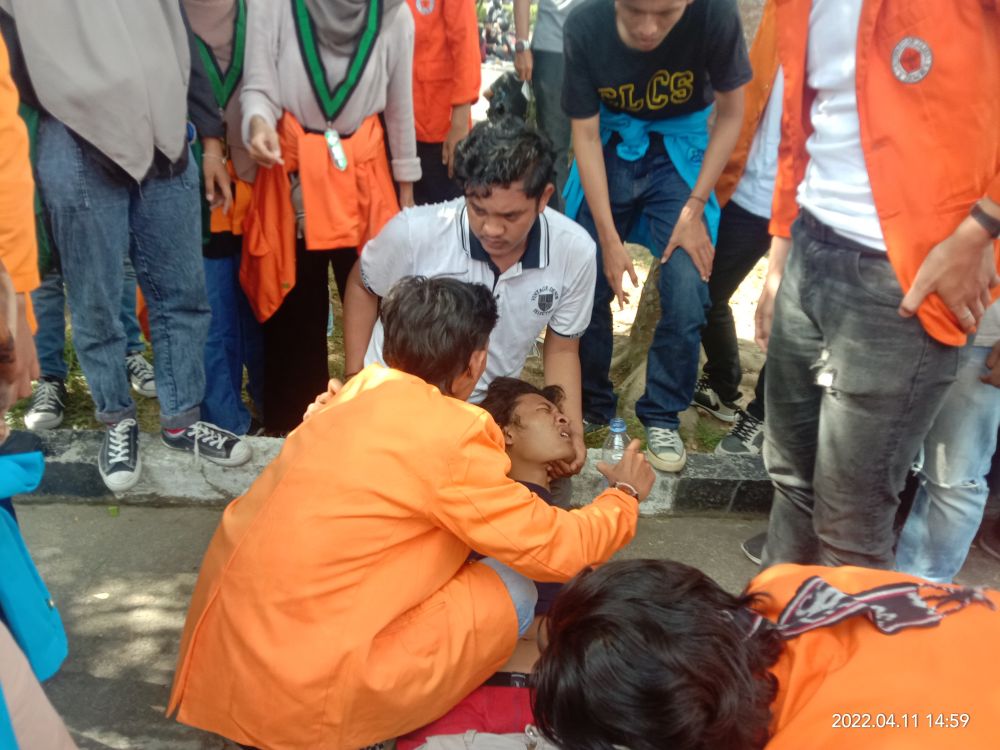 Mahasiswa ricuh dan pingsan (Foto./IMCNews.ID)