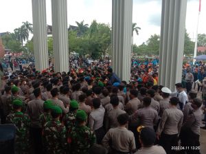 Aksi Mahasiswa di Depan Gedung DPRD Provinsi Jambi Memanas