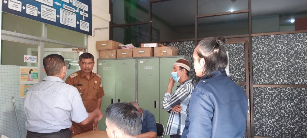 Para pedagang yang menyewa lapak di pasar bedug di Jl WR Soepratman mendatangi kantor Disperindag Kota Jambi minta kejelasan. (Foto./IMCNews.ID)