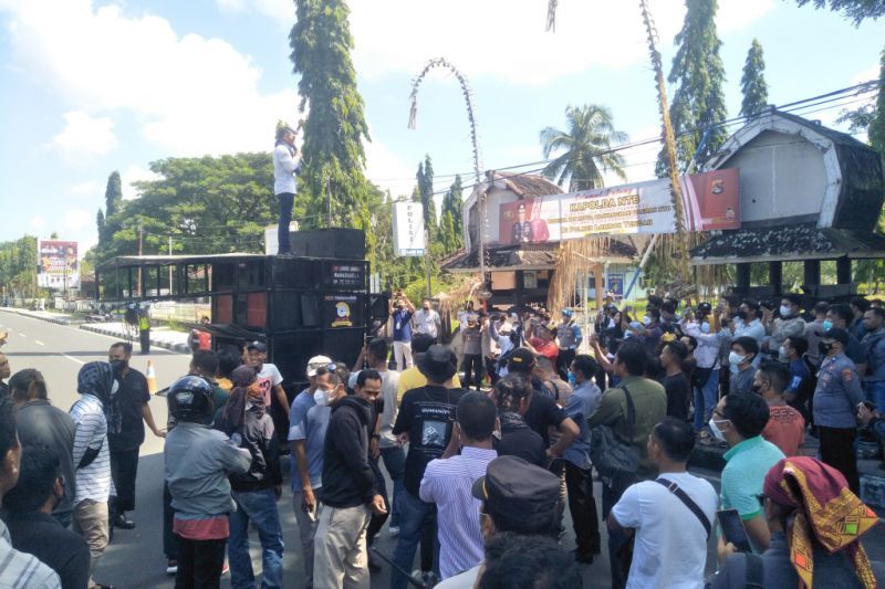 Warga Protes lakukan Demo di Kantor Polisi.