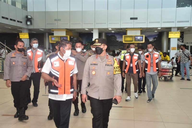 Kapolda Jambi Irjen Pol. A. Rachmad Wibowo mengecek kesiapan pelayanan Mudik Lebaran 2022 di Terminal Bus Alam Barajo dan Bandara Sultan Thaha Jambi. (Foto./Ist)