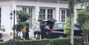KPK Angkut Tiga Koper Usai Geledah Rumah Dinas Bupati Bogor