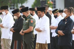 Presiden Jokowi Beserta Ibu Iriana Shalat Id di Halaman Gedung Agung