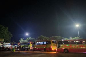 Bus dan Penumpang Padati Pelabuhan Bakauheni