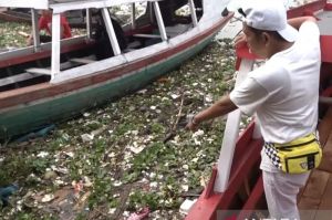 Wisata Danau Dipenuhi Sampah Usai Libur Lebaran