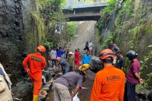 Basarnas Bersama Masyarakat Ternate Cari Bocah Hilang Terseret Banjir