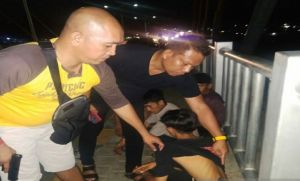 Polisi Tangkap Dua Remaja Bawa Badik di Jembatan