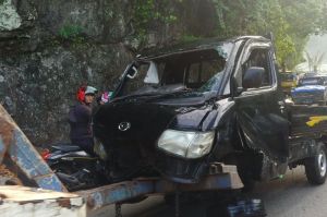 Mobil Pick Up Terjun ke Laut Usai Alami Kecelakan