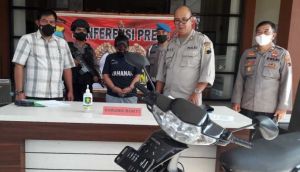 Polisi Tahan Seorang Perempuan Pencuri Sepeda Motor , Modus Tunggu Transfer Uang Dari Saudaranyaa