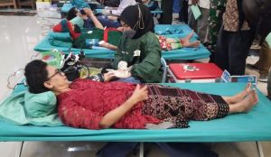 Puluhan Ibu Berkebaya Ikuti Kegiatan Donor Darah