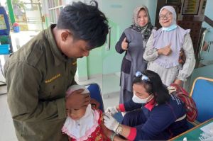 KKI Warsi Dampingi Orang Rimba di Pedalaman Jambi Ikuti Imunisasi