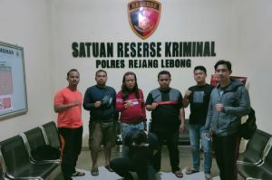 Polisi Tangkap Pemasok Minuman Keras Karaoke Ayu Ting Ting