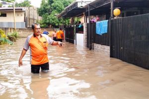 Tanggul Jebol, Polda Jambi Bantu Evakuasi Korban Banjir di Kota Jambi 