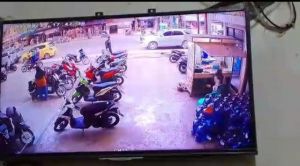 Aksi Pria Diduga Curi Dompet di Swalayan Tebing Terekam CCTV