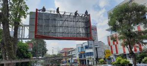 Bando Reklame Tak Berizin Dalam Kota Jambi Dibongkar, Ratusan Lainnya Diberi Teguran