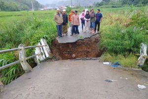 Jembatan Putus, Dua Desa di Kerinci Terisolir Diterjang Banjir Bandang
