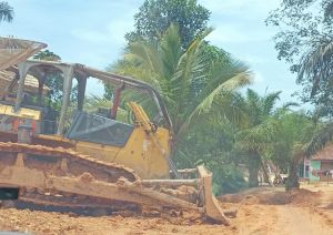 Warga Bantu Pembukaan Jalan yang Dibangun Satgas TMMD Kodim Jambi