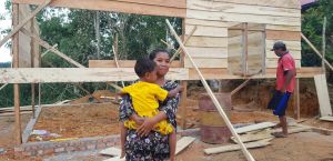 Tangisan Haru Romlah Rumahnya Direhab Satgas TMMD Kodim Jambi