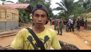 Warga Desa Kembang Seri Baru Mulai Manfaatkan Jalan yang Dibangun Satgas TMMD Bawa Hasil Kebun