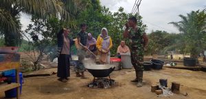 Satgas TMMD Bantu Orang Tua Asuh Siapkan Masakan